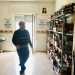 Una volta entrati ci mostra la stanza allestita con una serie di scaffali pieni di cibo da donare: pasta, pelati, latte, farina e olio soprattutto